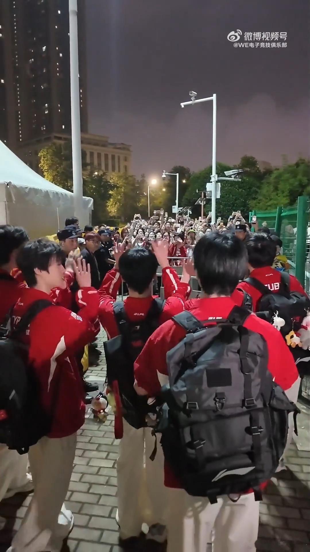 WE在2026LPL第二赛段的最后一次谢幕。we传奇的赛段结束了erha失眠了2