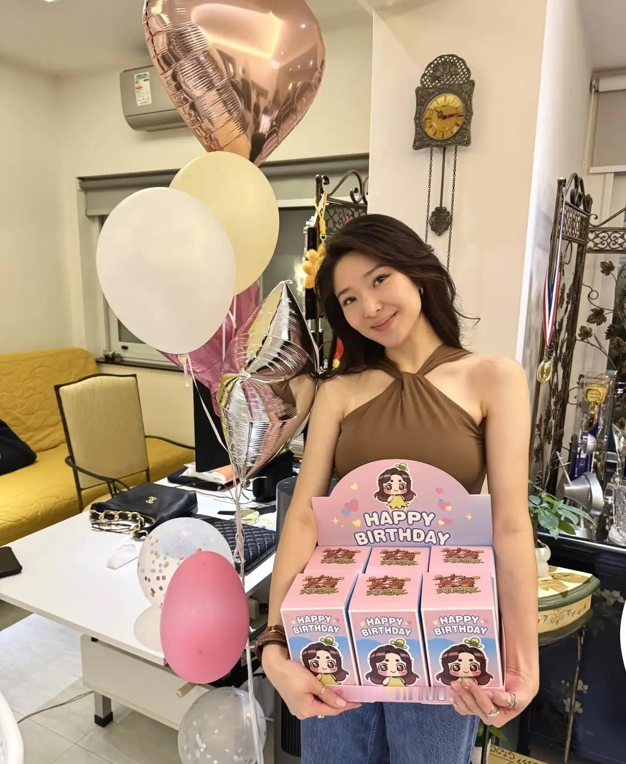 许绍雄女儿晒照，第二波生日惊喜！居然有高海宁、陈敏之、黎芷珊，这些人真的是重情重