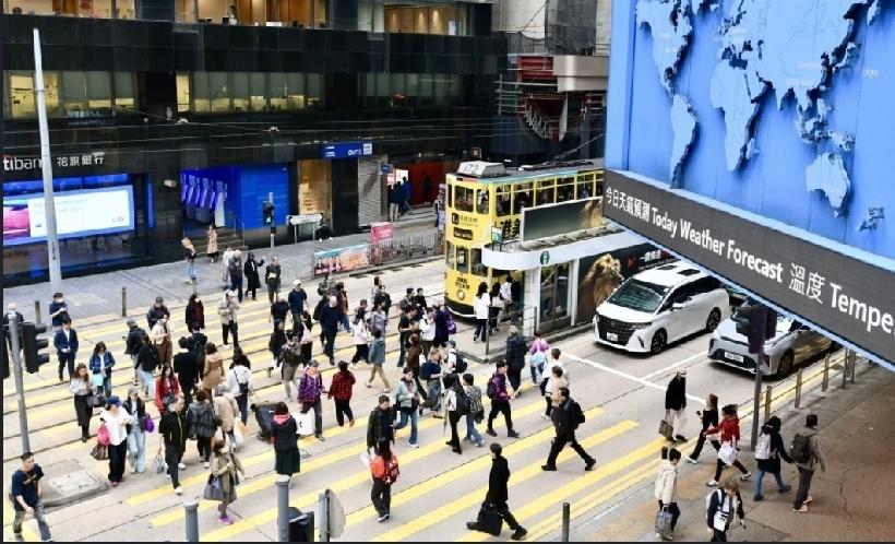 月入10万，在多数港人心中无疑是高薪的象征。现实广大普通港人月入基本在1～3万之