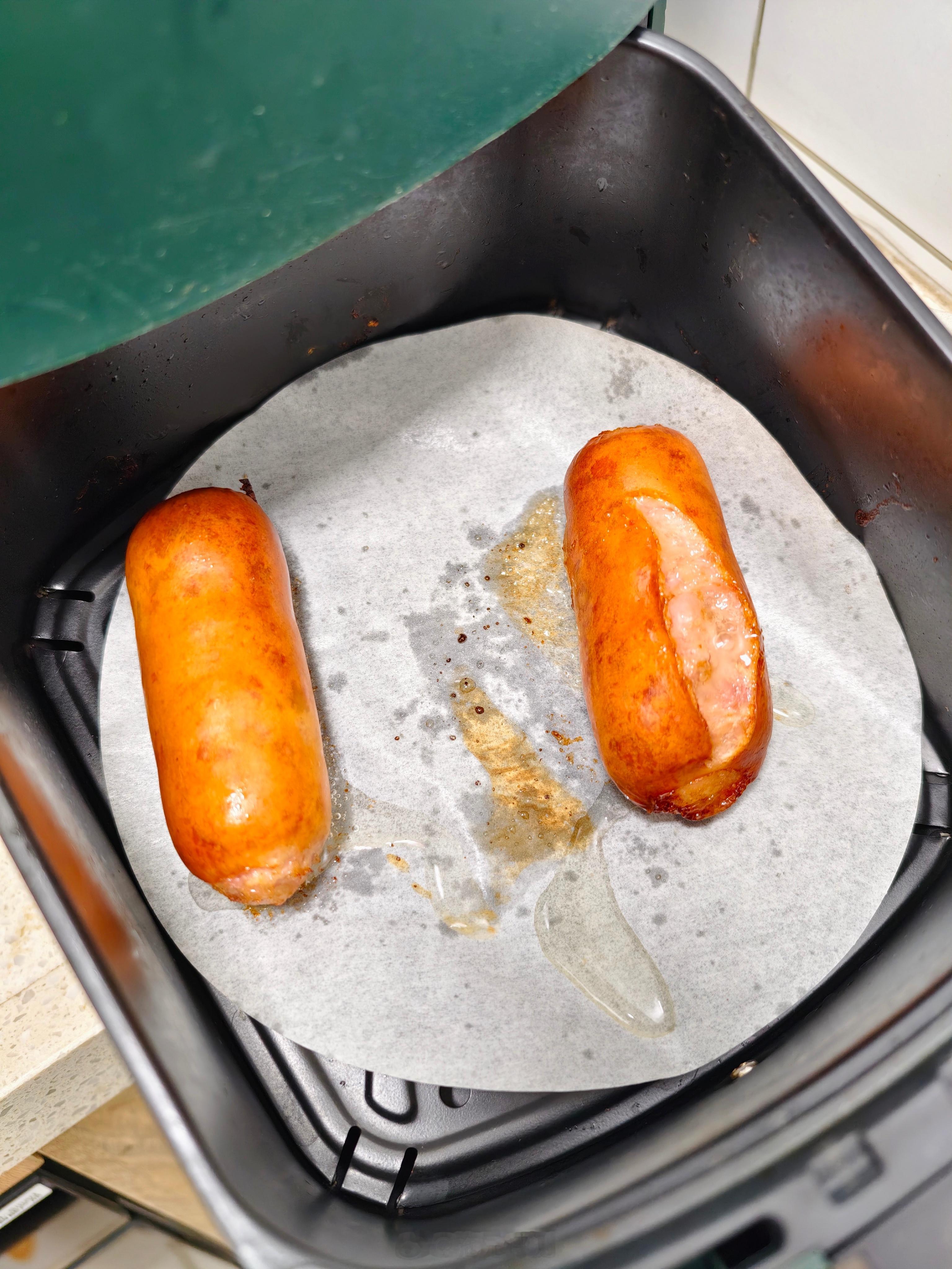 晚餐没吃饱，有点饿本来想煮方便面，怕吃不完直接用空气炸锅炸烤肠直接爆了