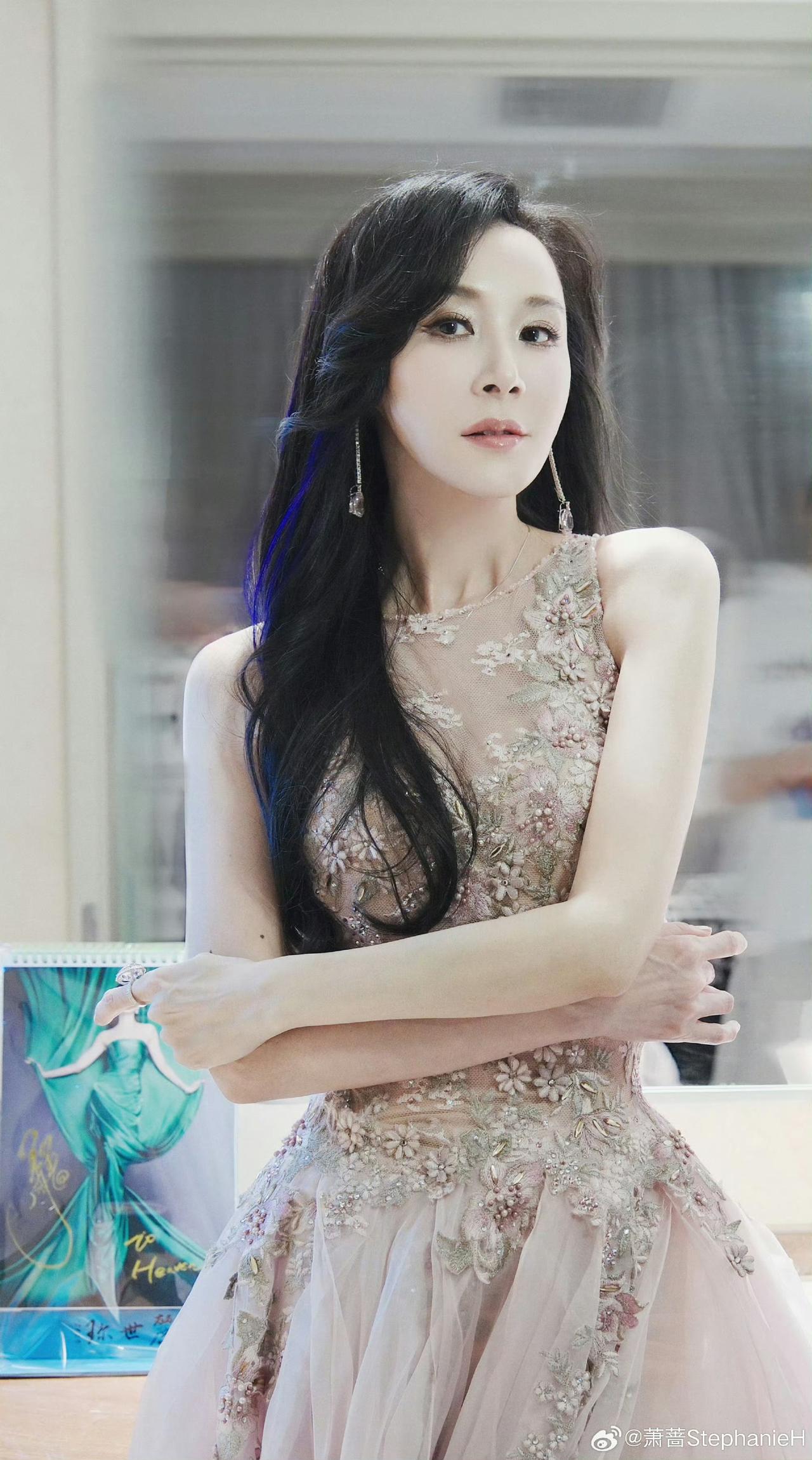 真的被萧蔷狠狠惊到！55岁170cm常年稳在45公斤，连一根白头发都没有，几十