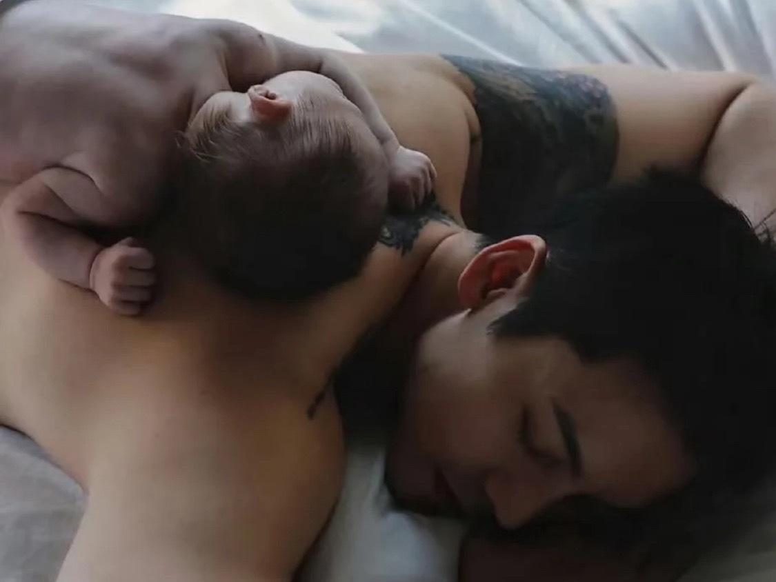 何穗晒陈伟霆和儿子合影何穗在2026年元旦首次公开丈夫陈伟霆与儿子的亲子合照，其