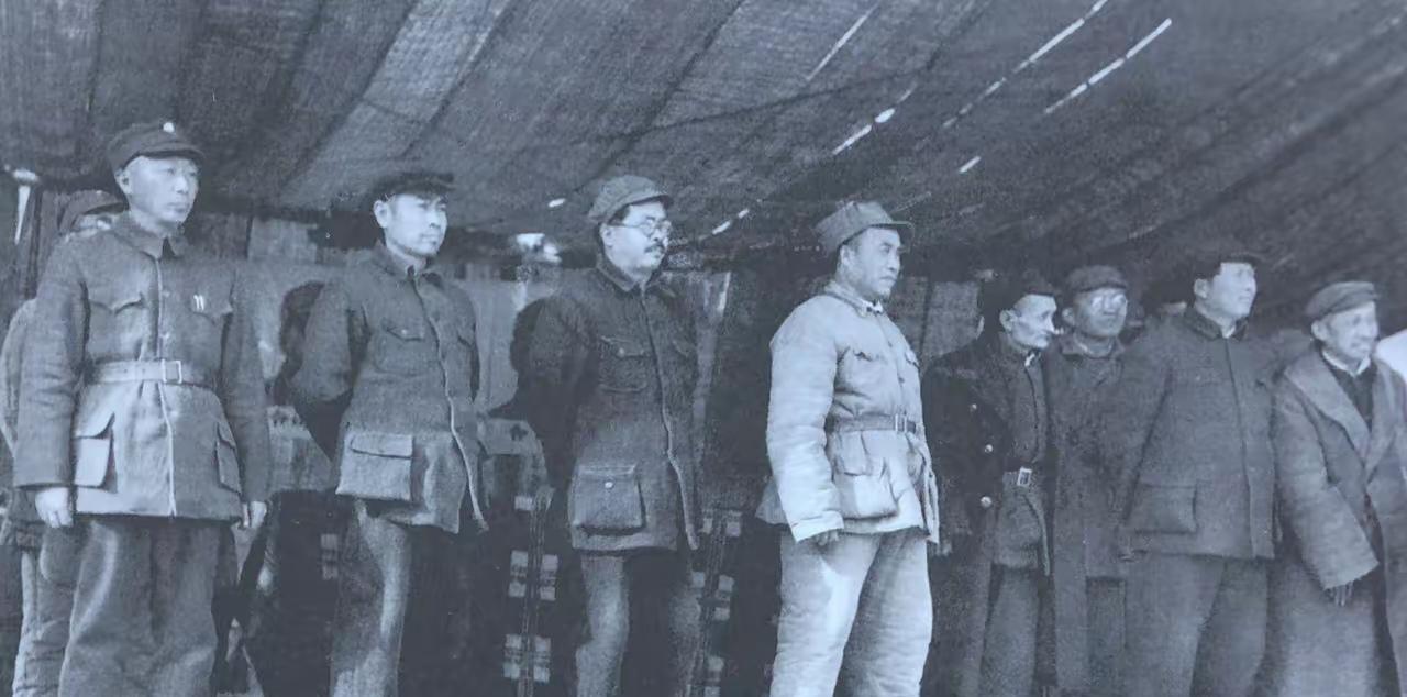 1944年11月1日，延安的检阅台上，伟人、朱德、周恩来、任弼时等领导人并肩而立