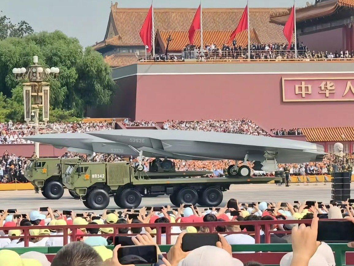 左边的加莱特版无人制空战斗机。目前镜头很少。两架量级相同，但技术细节完全不同。[