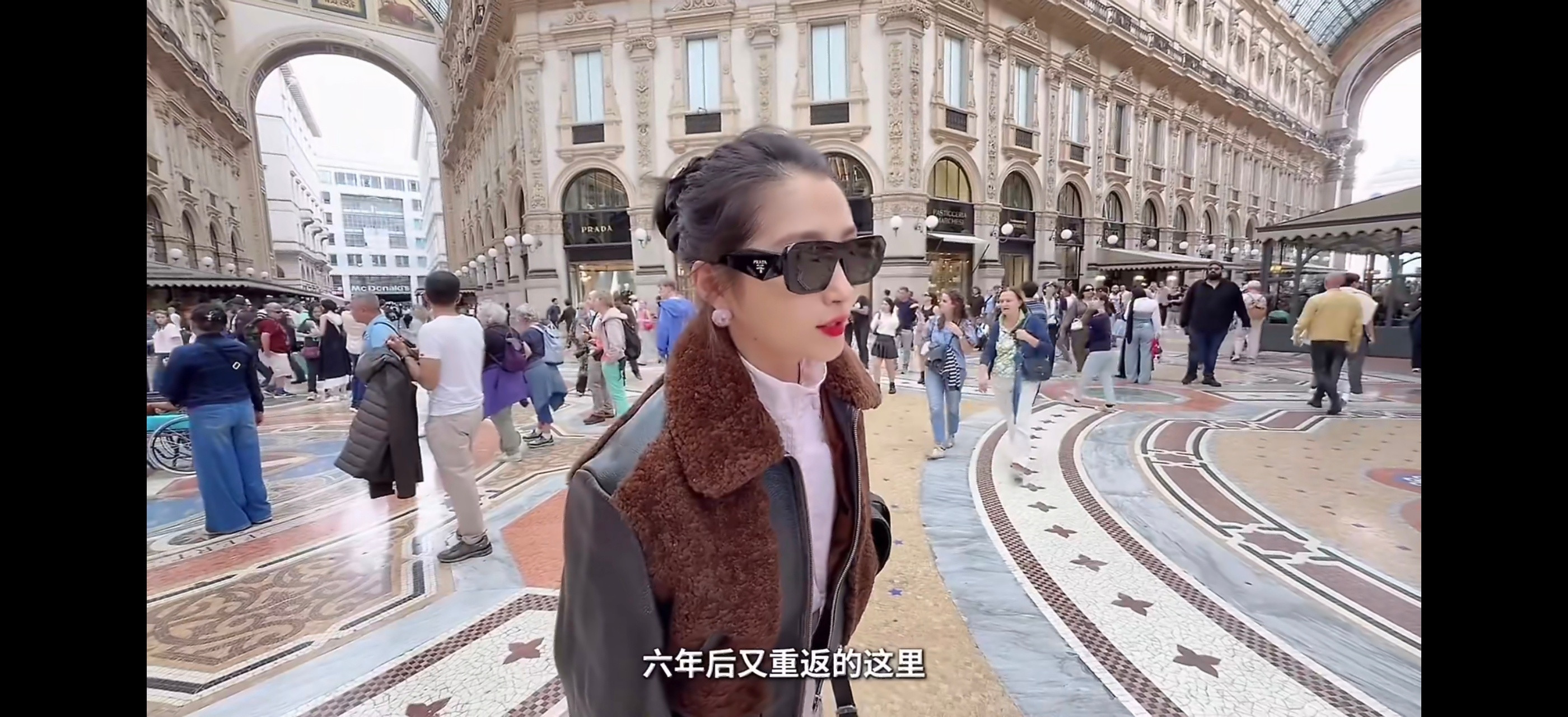关晓彤这才是我的衣服这个是不是有点热呢？这么厚？我看到别人穿短袖呢[捂脸哭]​