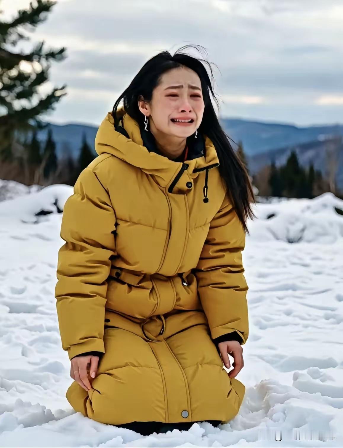 河北一女子跪在雪地中痛哭流涕，并且是朝着西南方向磕头，原来是她从贵州远嫁到河北，