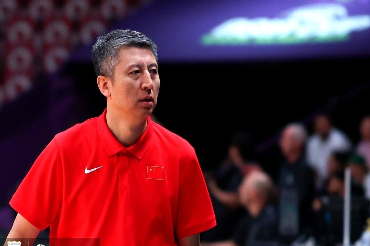 赵睿这伤事儿有点绕。跟广东练赛40天，崴脚、破脸两次受伤，郭士强说训练拉伤，加上