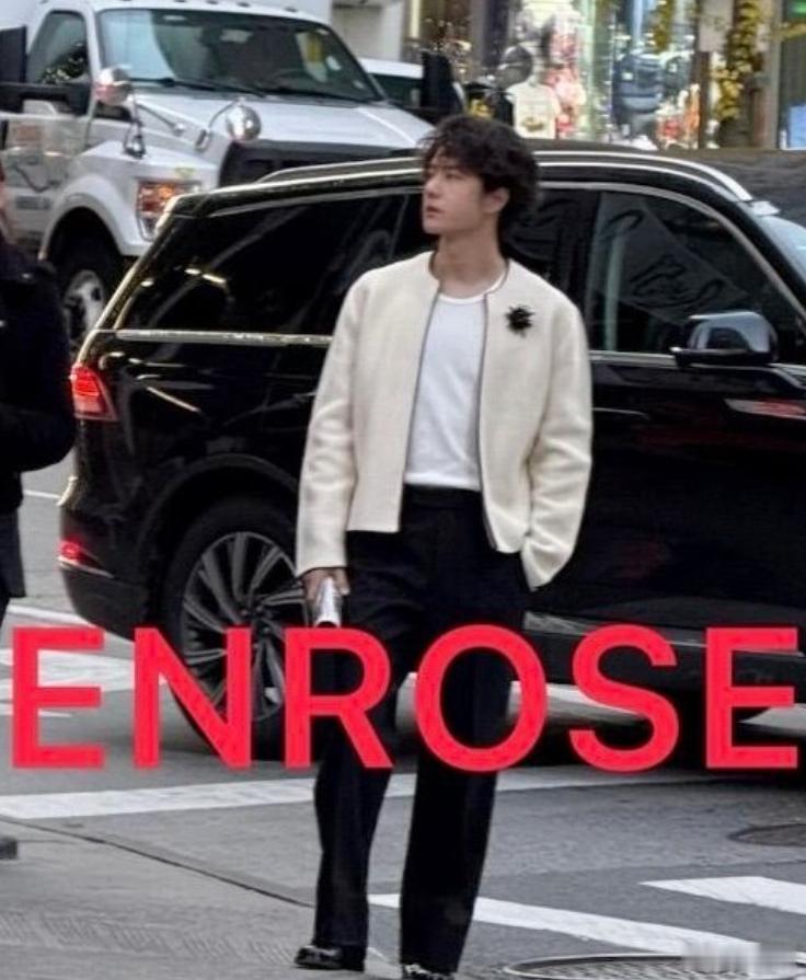 网友纽约街头偶遇王一博王一博在纽约街头被偶遇！他身穿白色夹克搭配黑色长裤以及微