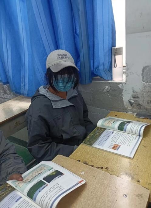 谁懂啊家人们！课堂上这孩子帽子口罩一戴，脸挡得严严实实，书本摊得板板正正，眼睛却