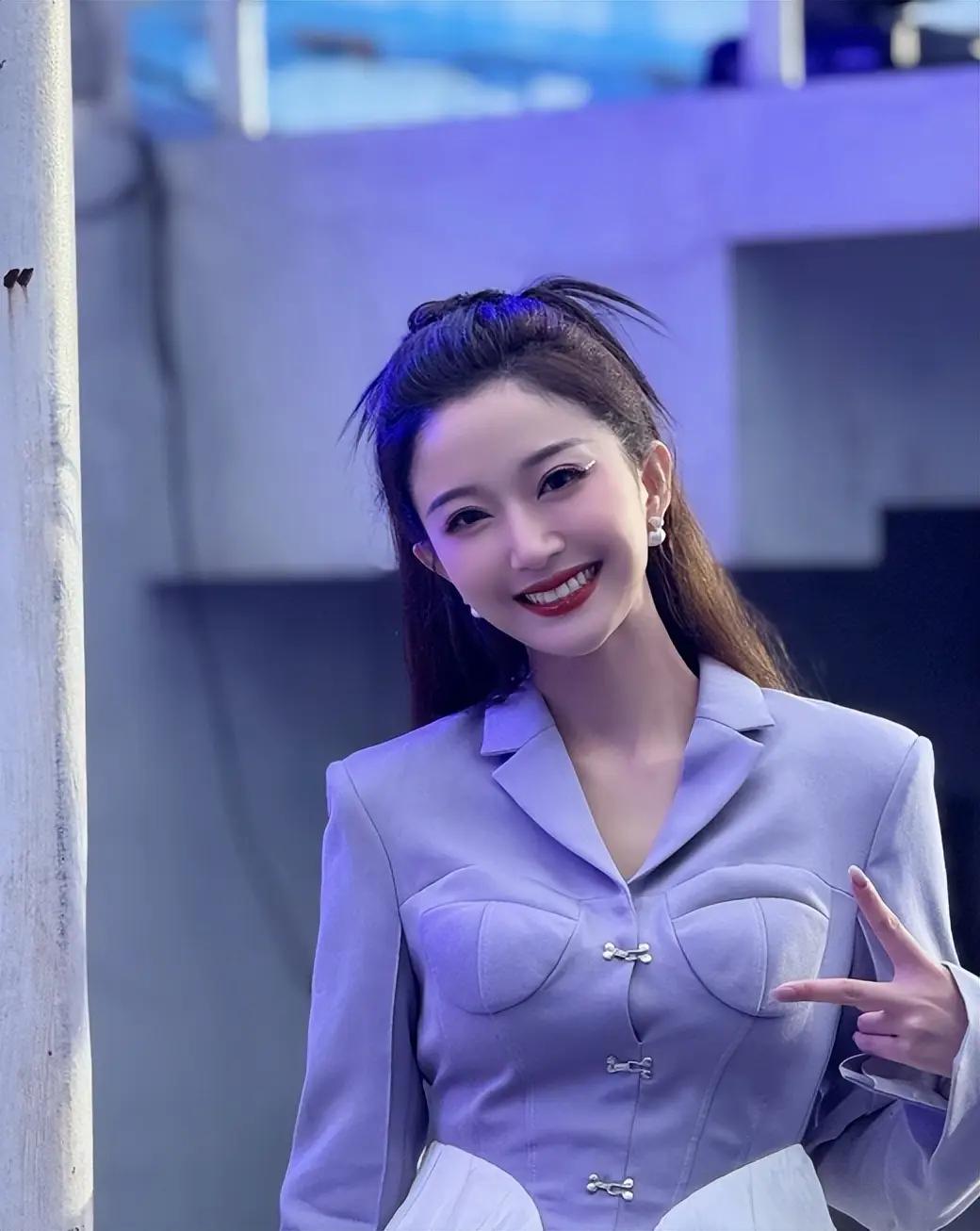 央视春晚主持人名单公布了，任鲁豫我觉得很正常，撒贝宁也不让我惊讶，最让我感到意外