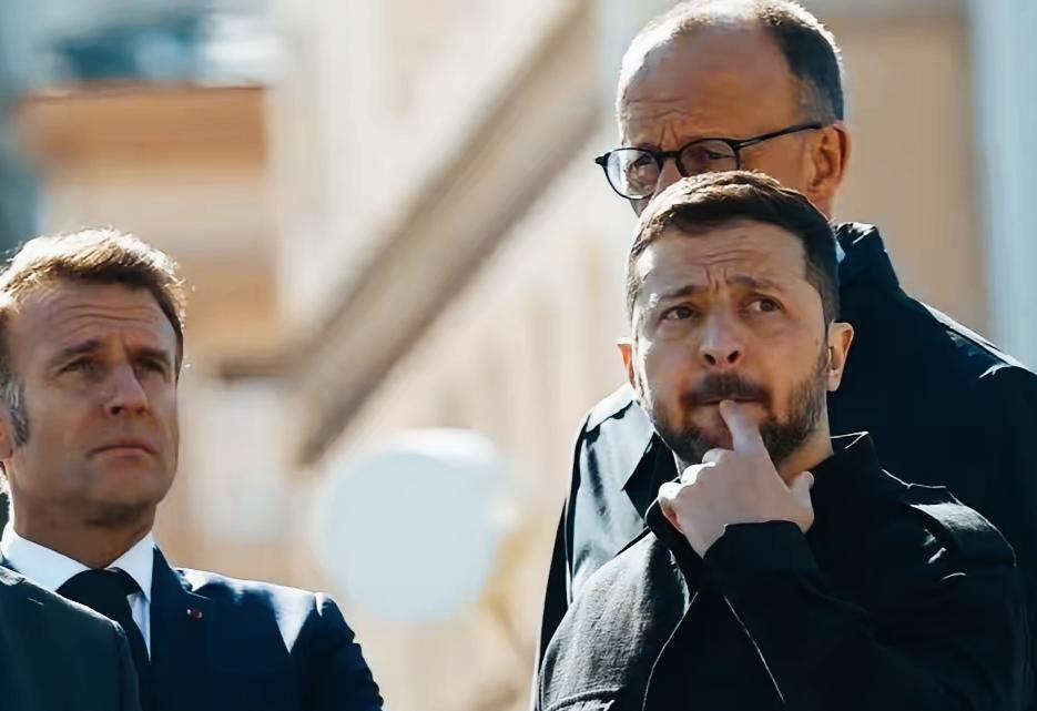 泽连斯基表情暗示内心是一种什么的心情呢？泽连斯基这是在思考什么问题呢？泽连斯