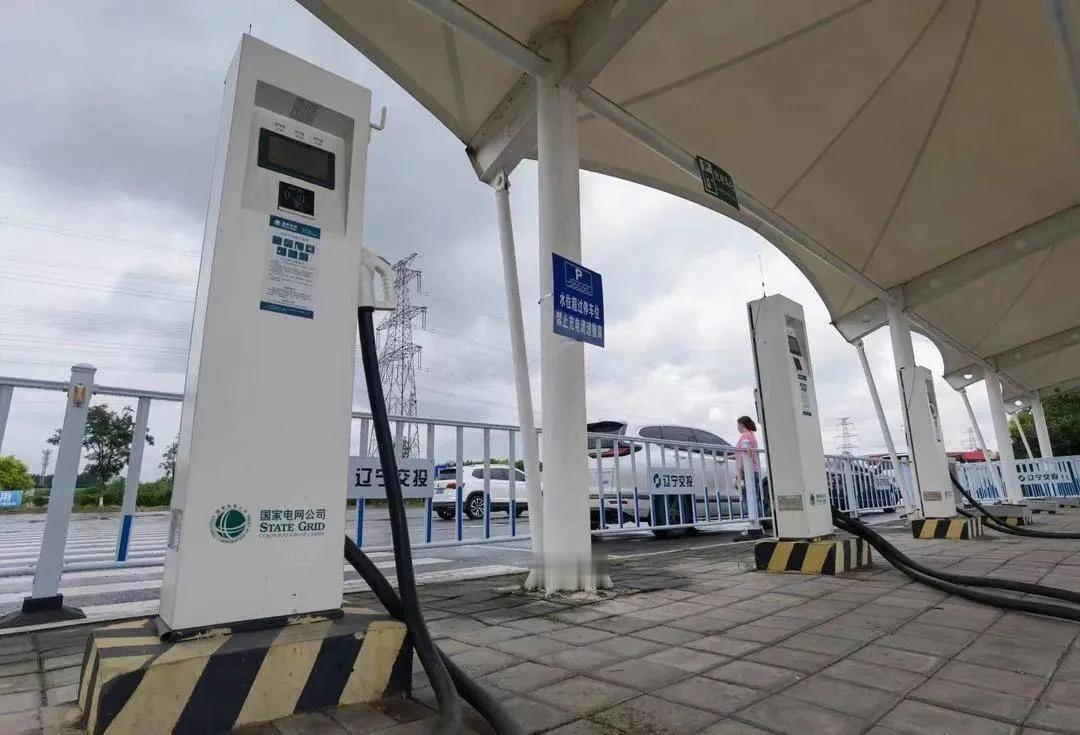 安徽放大招！2027年前高速服务区都配大功率充电桩，超充网络全覆盖安徽刚发
