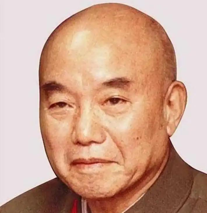 1931年，红军师长萧克翻着俘虏名单，瞳孔猛地一缩。他冲进看守所，对着捆得严严实