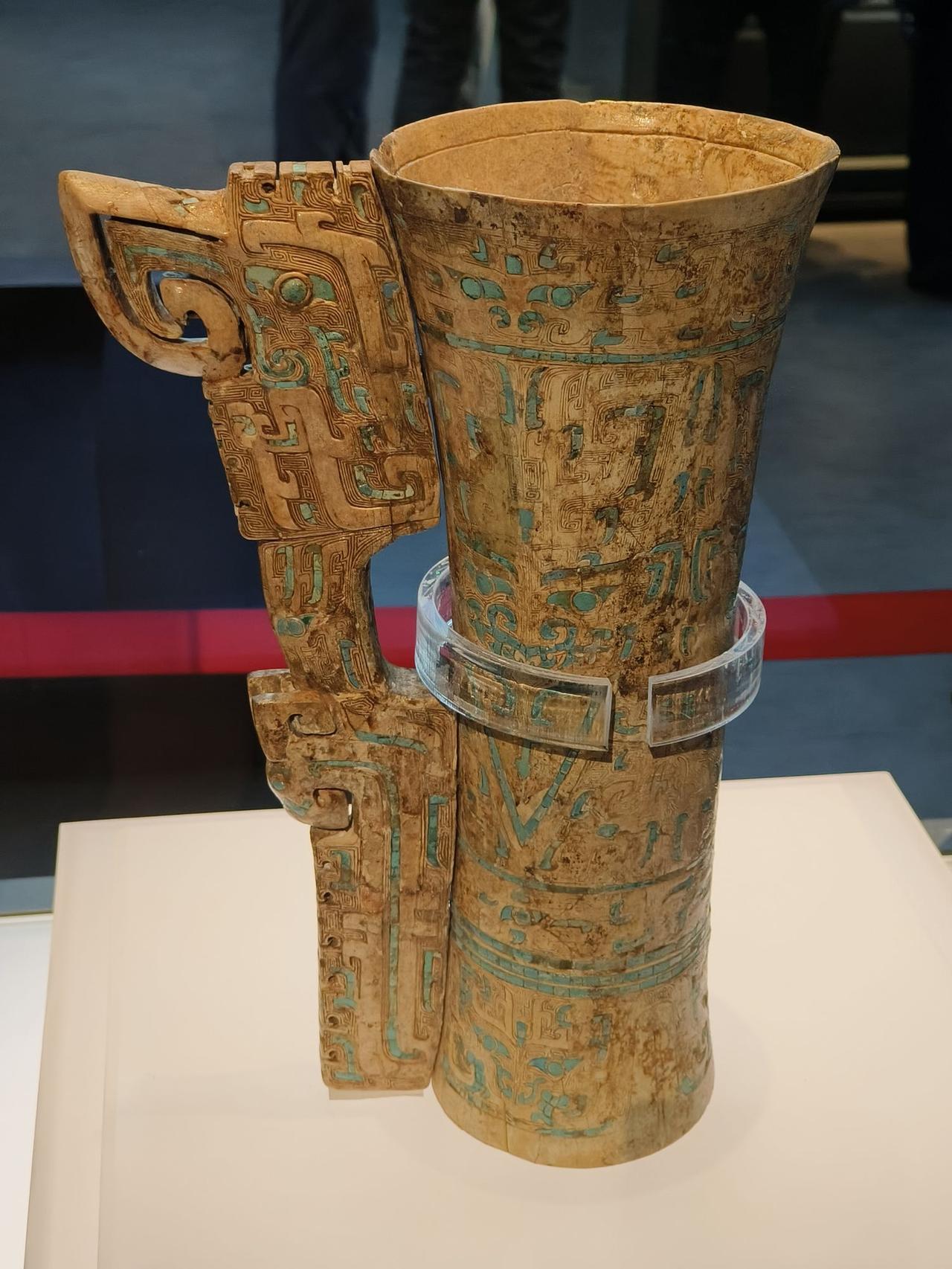 中国考古博物馆的镇馆之宝之一“绿松石象牙杯”，是一件于1976年出土于河南安阳殷