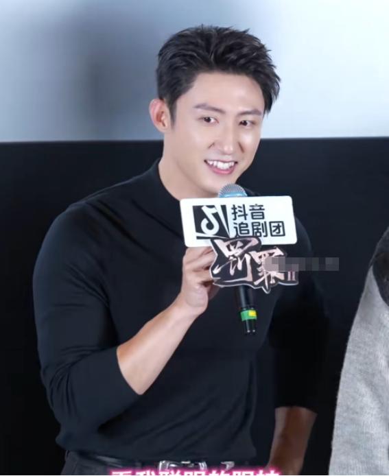 王传君私下问黄景瑜：“你玩狼人杀，那么菜吗？”综艺《现在就出发3》里，王传君