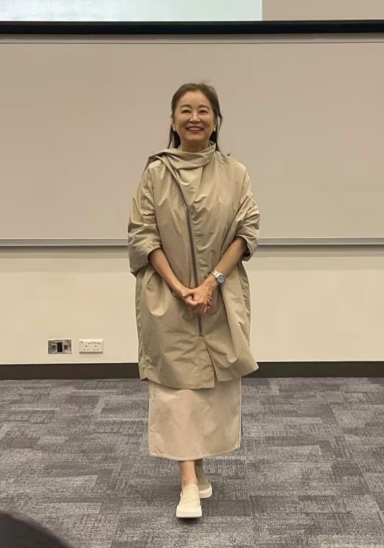 72岁林青霞现身香港中文大学参加讲座活动，她的状态看起来非常好，整个人元气满满，