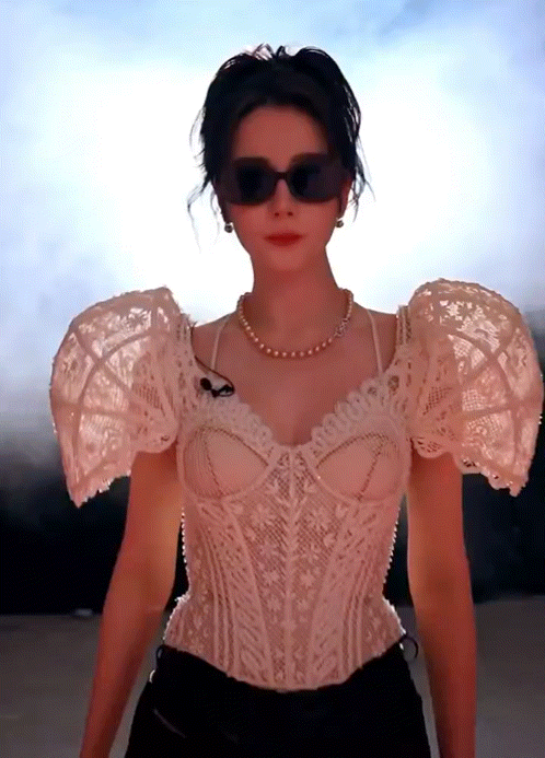 热巴最新造型，这套衣服怎么样？