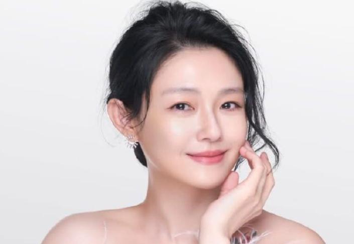 人走茶凉？不，人走了，广告还在，钱还在赚，吃相简直难看至极！大S去世都一年多了