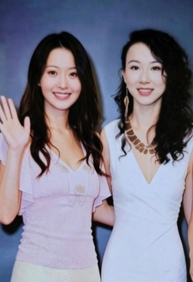 早期有着“台湾第一美女”称号的萧蔷，和初代韩国第一美女金喜善同框，说实话我第一眼