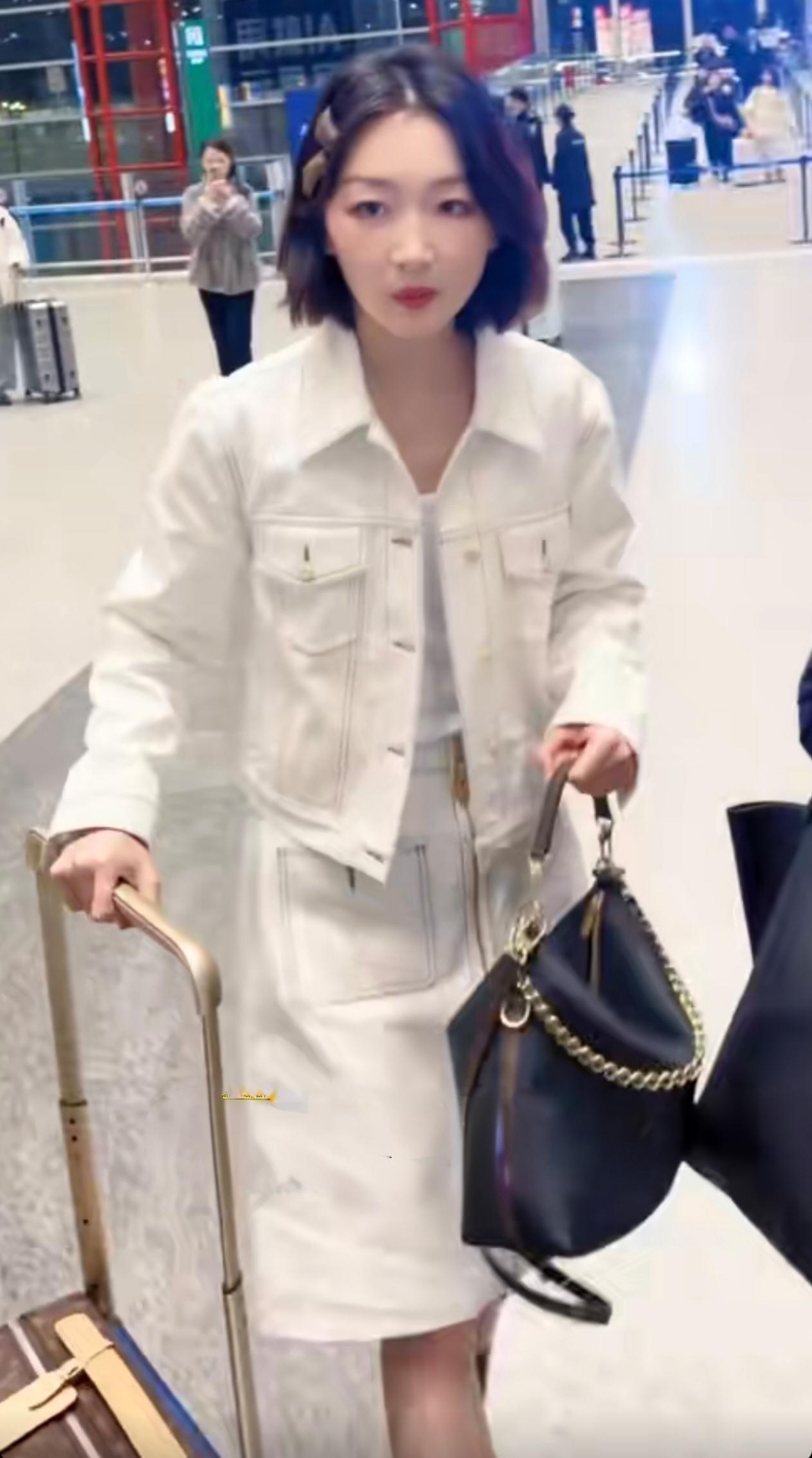 朋友机场偶遇周冬雨，说背她狠狠惊艳到了！都说镜头会骗人，朋友说