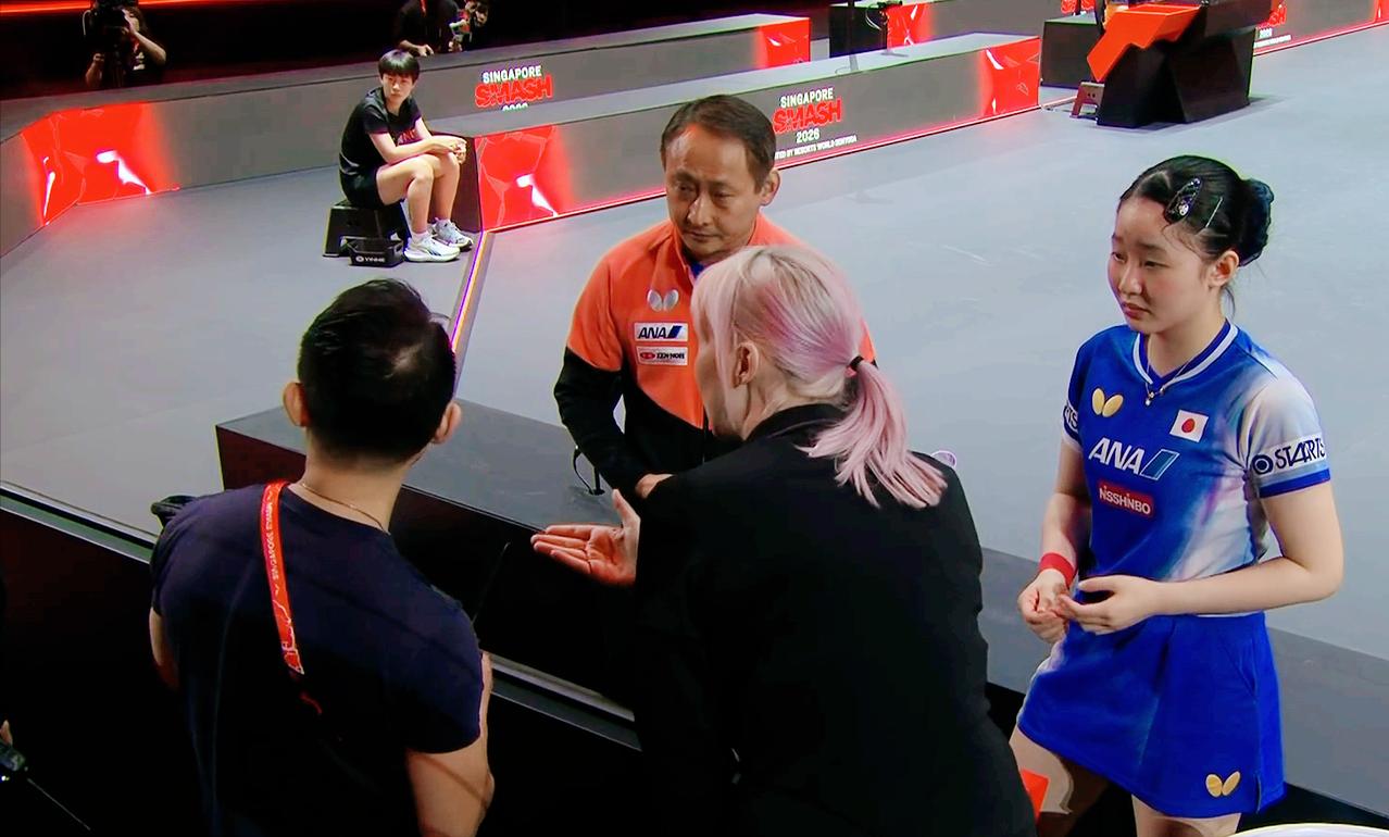 突发！张本美和拉伤大腿！应该想做医疗暂停，处理伤势，WTT工作人员沟通很