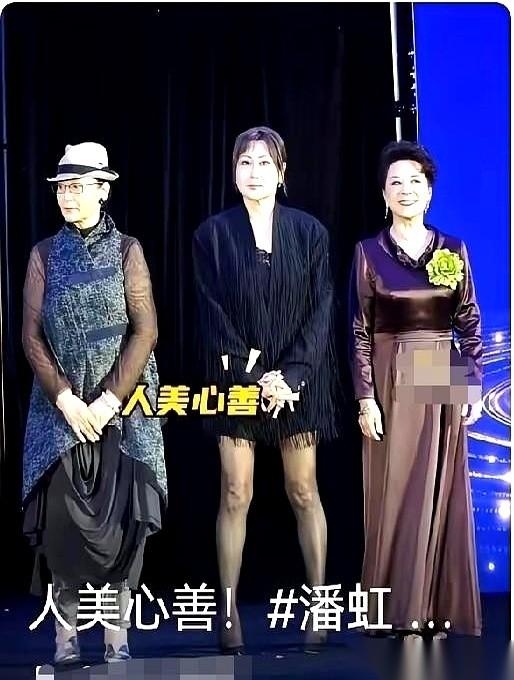 张凯丽那身黑丝短裤，说真的，我第一眼是愣住的。C位，西装，高跟鞋……全身上下都