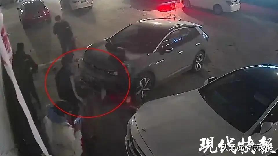 冲动是魔鬼！江苏扬州，一汽修店店长夜里和店员吃完饭回店，见2辆私家车堵住店门口通