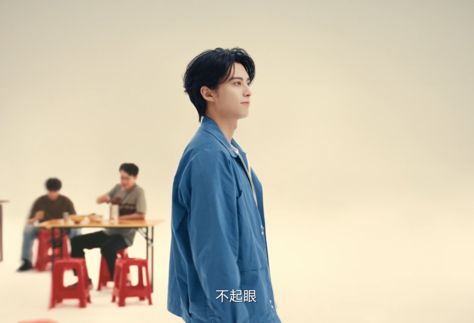 别人扫楼王鹤棣官宣扫街王鹤棣太会了！别人扎堆扫楼，他却官宣扫街，一头扎进热闹的