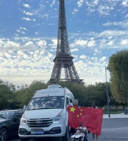 “有钱任性！”四川成都，一对夫妻为了“哄娃睡觉”，竟带着半岁的宝宝环球自驾游，他