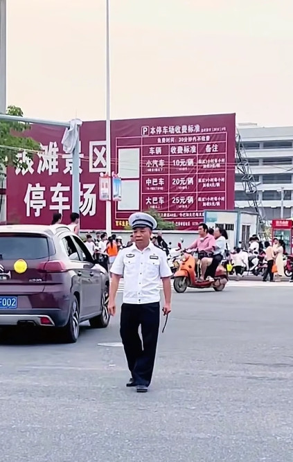 5.1期间，北海银滩，白衣警察都出来执勤了，可见北海的人流量多大，那么热的天气能