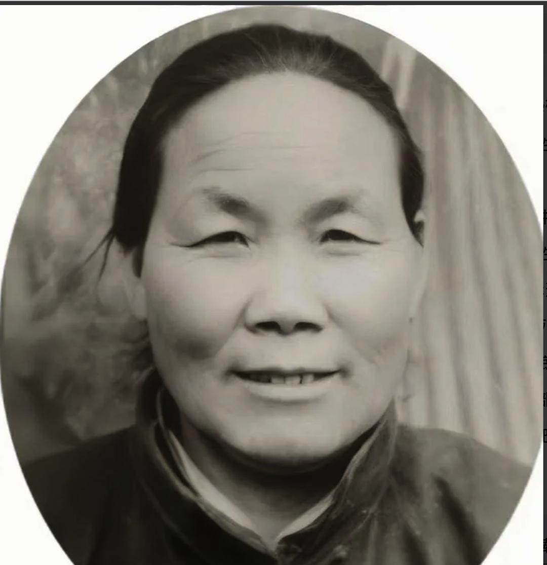 1940年，山东大娘方兰亭带着女儿上山挖野菜招待八路军，没多久，她带回了20斤粮