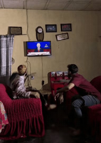 内塔尼亚胡出现在电视画面上，结果一下子就刺激了这两个人，这两个人不管不顾，直接就