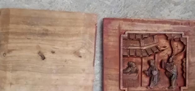 1998年，一农妇切完猪肉后冲洗切菜板，一个坐席的男子看周围没人，塞给农妇二百元