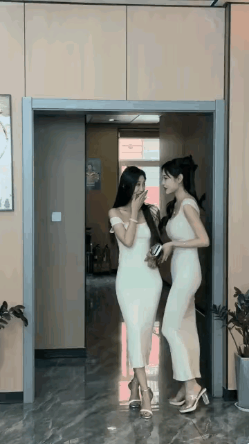 夏天了，到处都是穿裙子的美女