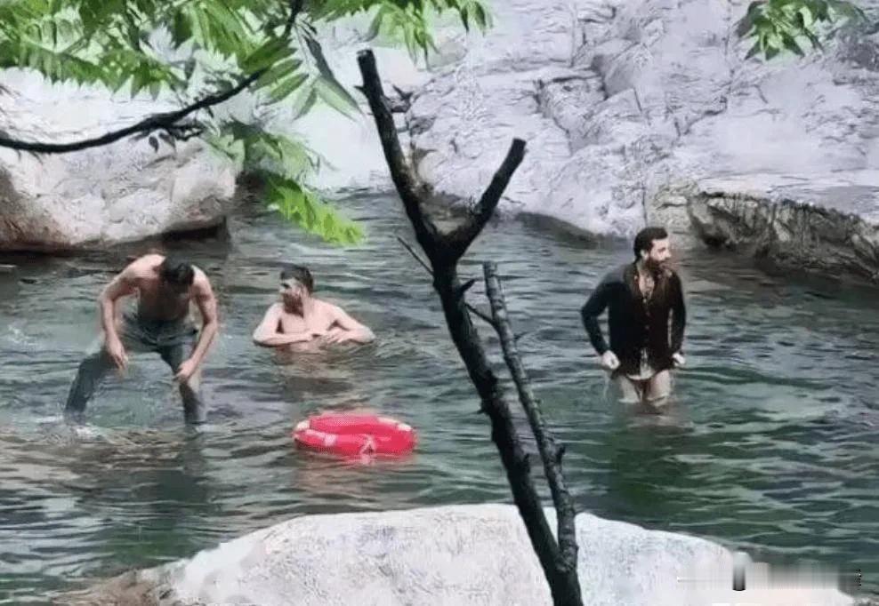 对印度游客在庐山景区洗澡事件该怎样处理才合适？近日网传江西对3名印度游客在庐山
