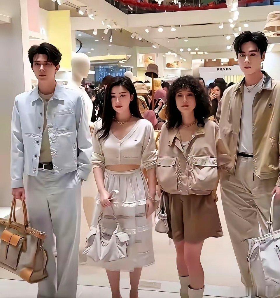 马伊琍和朱珠同框出席活动，马伊琍这次亮相变化大到让人不敢认，乍一看完全认不出来了