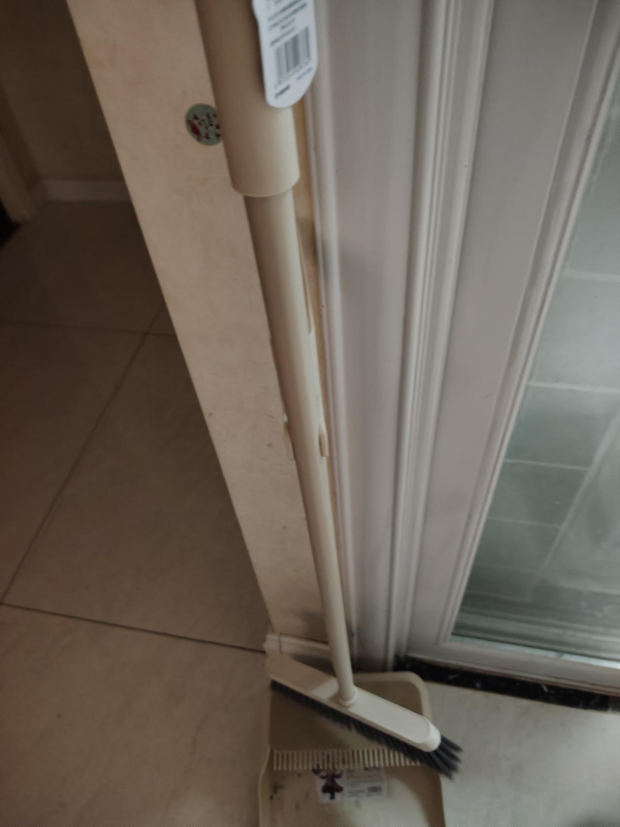 学校总出刁钻题，役使家长扫教室。家长不去孩子急，去了上班误生计。家长投诉