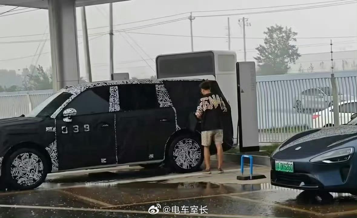 小米首款增程混动SUV谍照曝光水切隐藏延伸到车尾平齐车顶第三排头部空间保障门把手