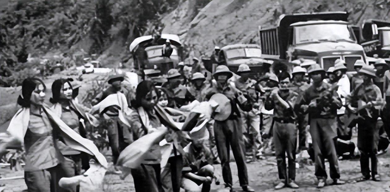 1979年对越反击战后200多名不幸被俘的战士历经磨难终于交换归国，不料他们刚迈
