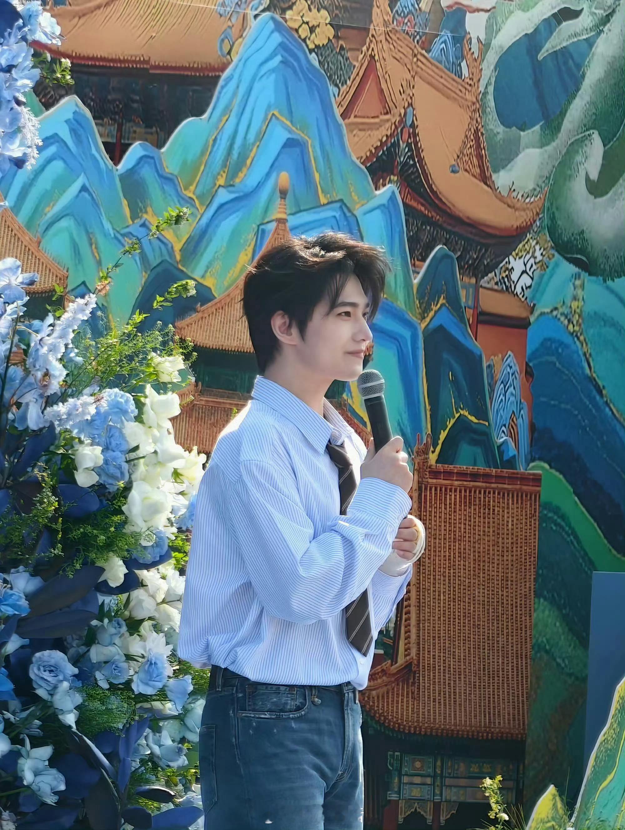 杨洋手部骨折才发现今天开机仪式上杨洋的手上缠着绷带，才知道哥骨折了🥺之前凡人