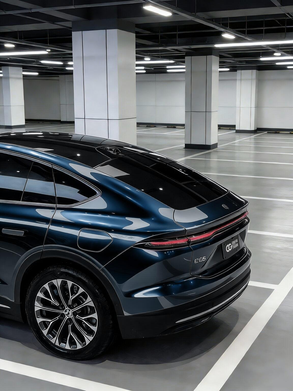 蔚来！你真的帅到让人陌生！这种蓝真的很有“心机”完全不是那种浮夸的亮蓝而是自带