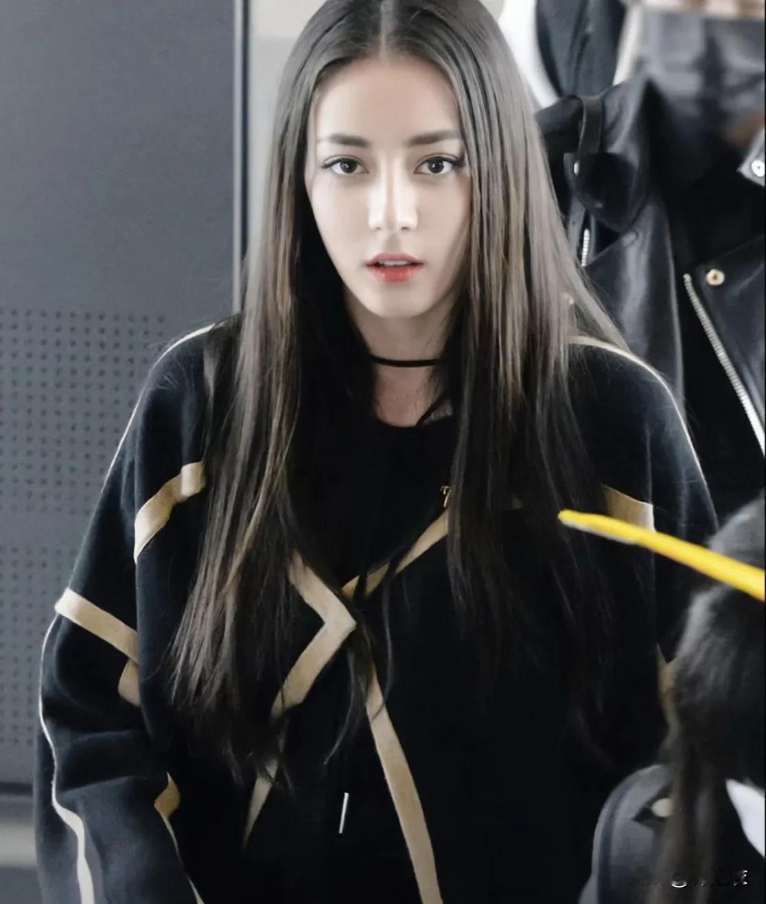 我觉得迪丽热巴早期基本不怎么化妆，但是她现在妆容越画越浓了，最近在看一个剧她的