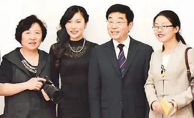 中国有个现象特别有意思。一群高学历、留过洋、见过世面的海归精英，隔三差五站出来