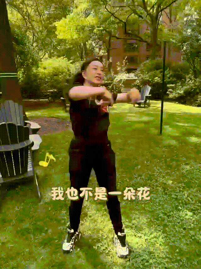 74岁刘晓庆跳舞视频她文个年纪真的是充满了活力，能够感觉到她是非常乐观快乐的人刘