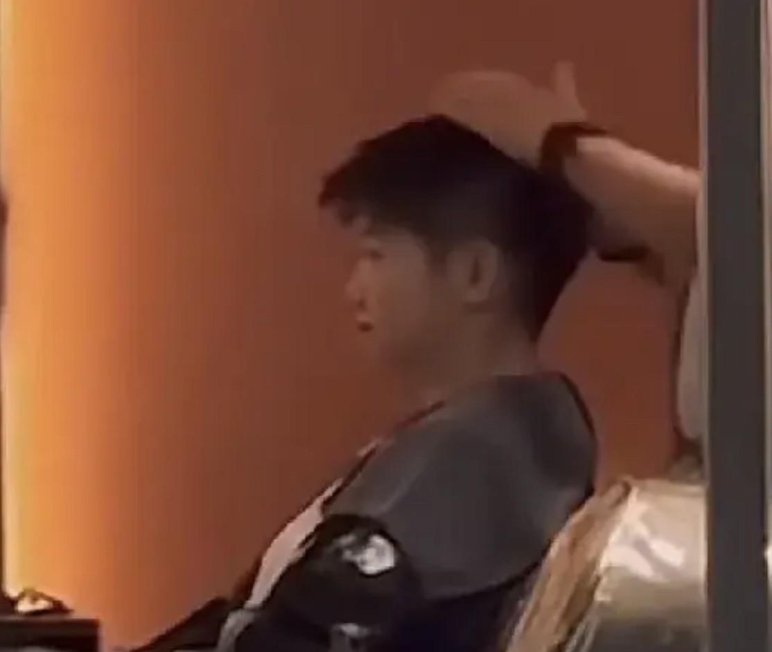 孙颖莎经常光顾的理发店被网友曝光，这家店也因此火了起来。理发店老板郭先生表示，
