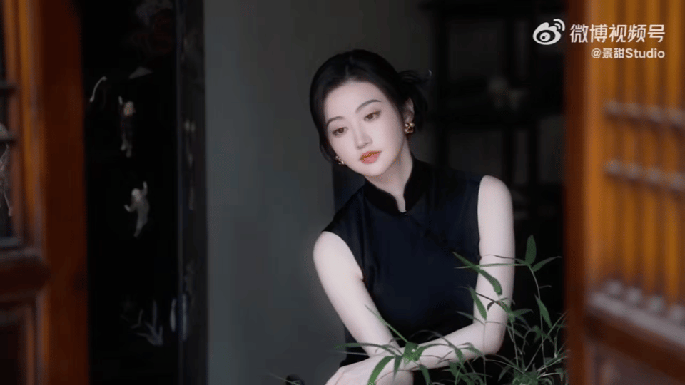 景甜国风墨色旗袍是谁还在为景甜的旗袍照疯狂心动？墨色旗袍勾勒出婀娜身姿，搭配复
