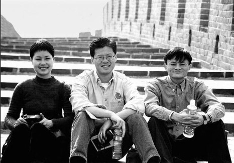 2003年，马云初创公司，那时候基本没人网购，有一个大学生也是抱着怀疑的态度，花