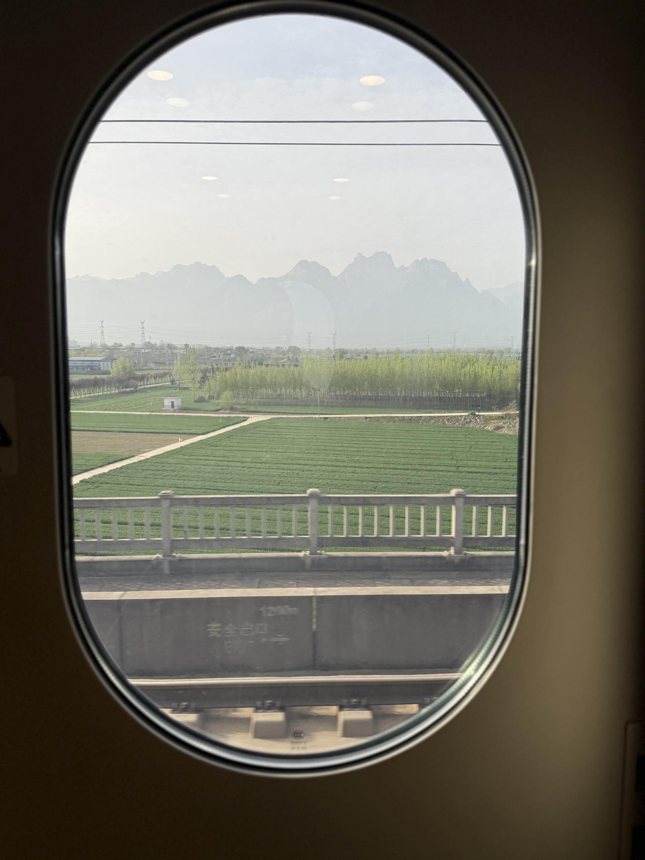 今天终于圆了华山梦。来西安，华山是必去之地。我虽是主打爬山的旅行博主，可平时爬