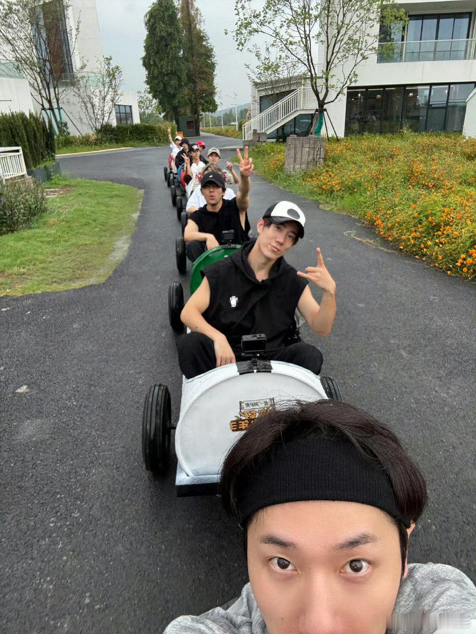 蒋敦豪真没劲笑了蒋敦豪晒十个勤天排队坐车车蒋敦豪晒十个勤天排队坐车车​​​