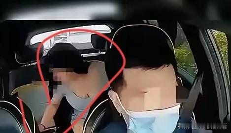 细扒南充网约车女子的事件，有个细节让我后背发凉：她是在跟男友通话时进行的排泄。这